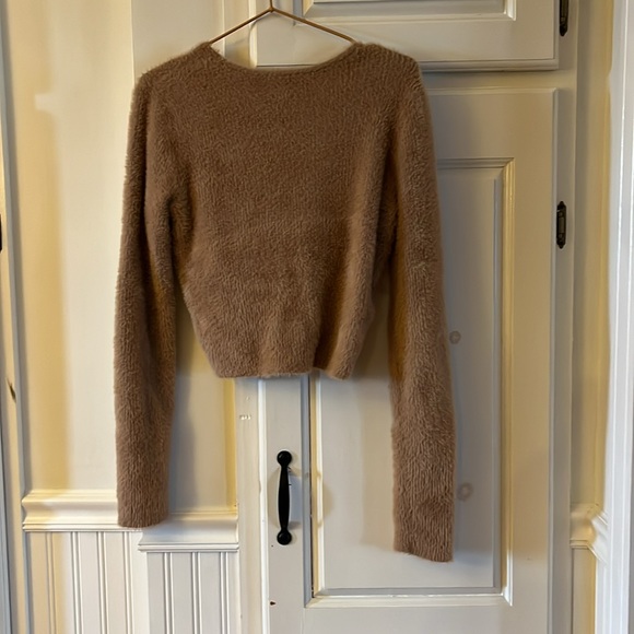 Long sleeve fuzzy top with knot - Picture 3 of 3